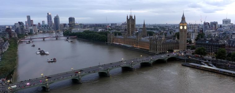 Panorama z kola - Big Ben už se rozsvítil.